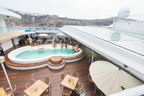 Piscina a bordo, Celestyal Cruises. SoloCruceros.com Piscina a bordo, Celestyal Cruises. SoloCruceros.com