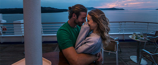 Pareja disfrutando de su luna de miel en un crucero Celestyal Cruises. SoloCruceros.com Pareja disfrutando de su luna de miel en un crucero Celestyal Cruises. SoloCruceros.com