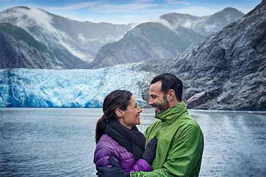 Pareja disfrutando de un glaciar de Alaska. SoloCruceros.com Pareja disfrutando de un glaciar de Alaska. SoloCruceros.com