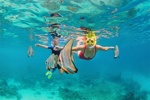 Familia disfrutando de las cálidas aguas de Bahamas. SoloCruceros.com Familia disfrutando de las cálidas aguas de Bahamas. SoloCruceros.com