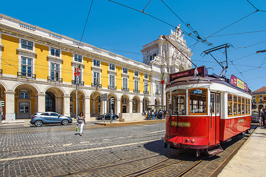 Tranvía amarillo en la Praça do Comércio, Lisboa. SoloCruceros.com Tranvía amarillo en la Praça do Comércio, Lisboa. SoloCruceros.com