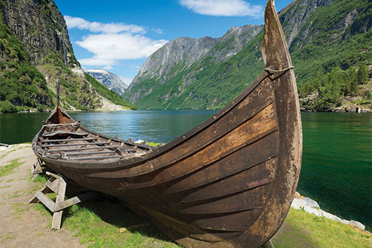Barco vikingo en los Fiordos Noruegos. SoloCruceros.com Barco vikingo en los Fiordos Noruegos. SoloCruceros.com