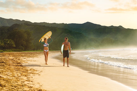 Pareja disfrutando de la playa y las olas, Hawái. SoloCruceros.com Pareja disfrutando de la playa y las olas, Hawái. SoloCruceros.com