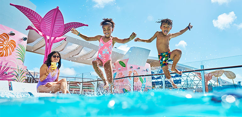 Tobogán acuático en tu crucero de verano. SoloCruceros.com
