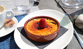 Crema catalana, postre típico en Barcelona. SoloCruceros.com Crema catalana, postre típico en Barcelona. SoloCruceros.com