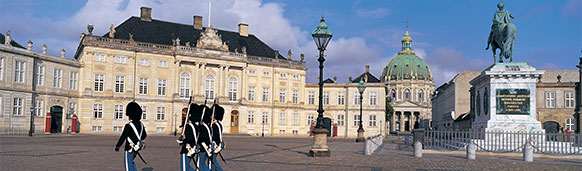 Cambio de guardia en Aamalienborg, Copenhague. SoloCruceros.com Cambio de guardia en Aamalienborg, Copenhague. SoloCruceros.com
