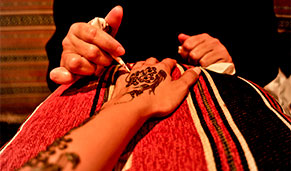 Dubái, un crucero exótico, tatuaje de henna. SoloCruceros.com Dubái, un crucero exótico, tatuaje de henna. SoloCruceros.com