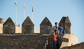 Visita castillo de Málaga con niños. SoloCruceros.com Visita castillo de Málaga con niños. SoloCruceros.com