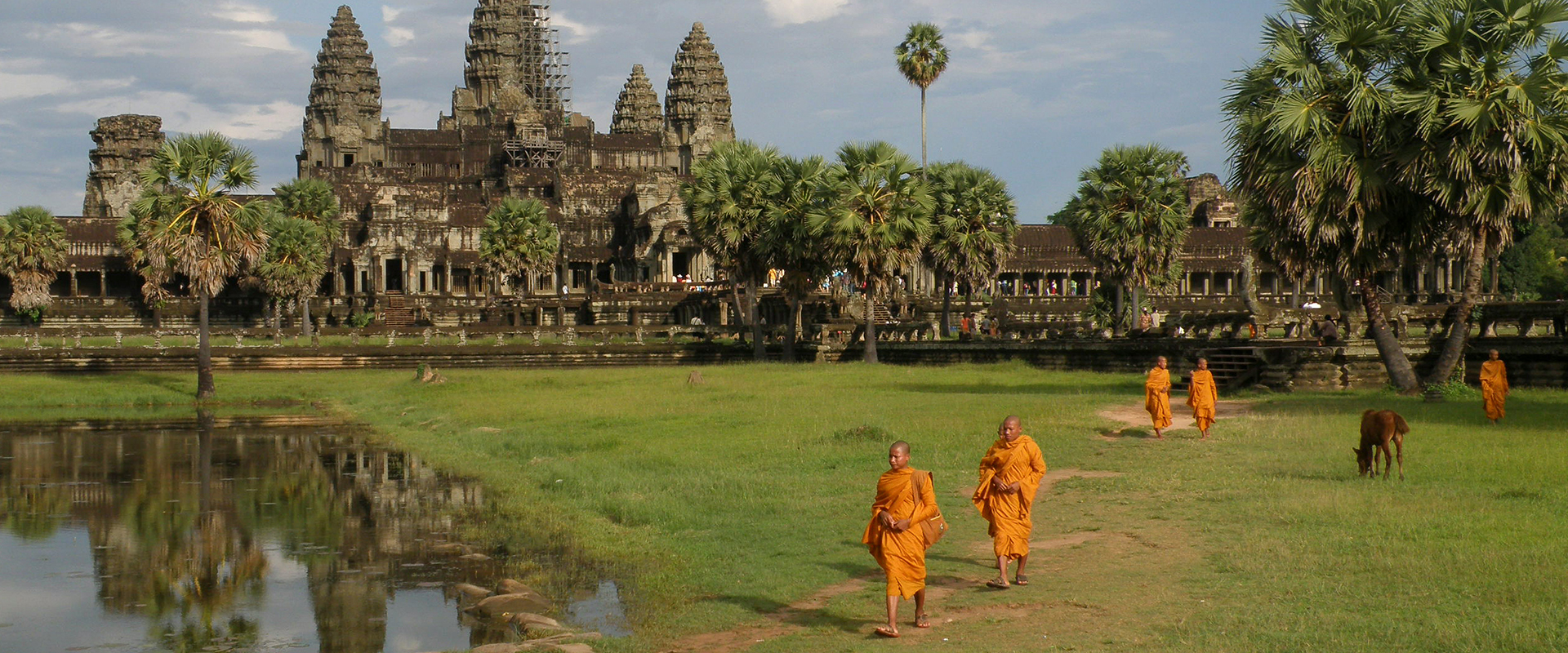 Crucero-Camboya-Angkor-Wat-Monjes-paseando