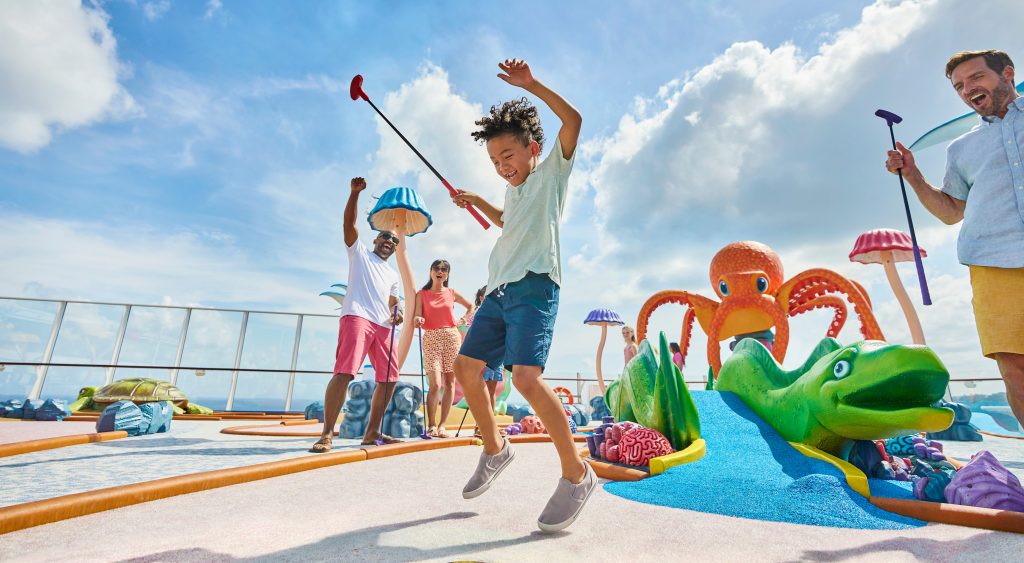 Niño jugando Minigolf en crucero Wonder of the Seas