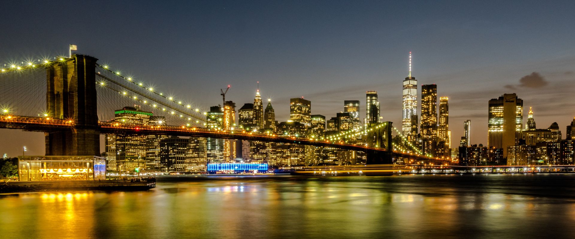 El icónico Puente de Brooklyn iluminado por la noche.