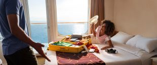 esenciales-accesorios-viaje-crucero-pareja-camarote-costa