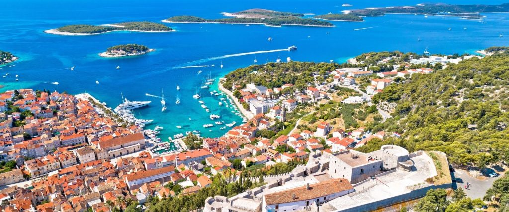 Crucero por el Adriático con paradas en las joyas costeras de Croacia Vista aérea de la costa croata en un itinerario de crucero por el Adriático