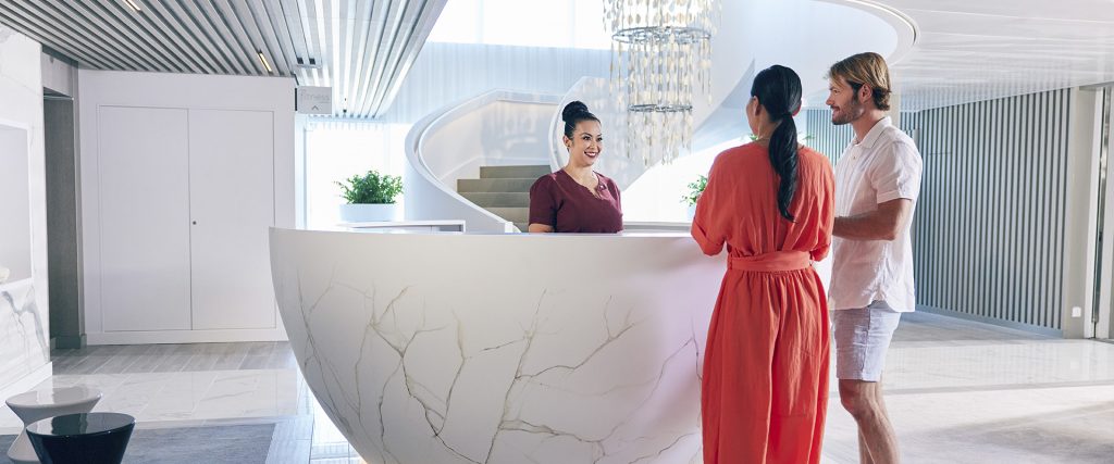 Imagen de una mujer en el Spa de un crucero de Celebrity. Imagen de una mujer en el Spa de la naviera de Celebrity atendiendo a los viajeros del crucero.
