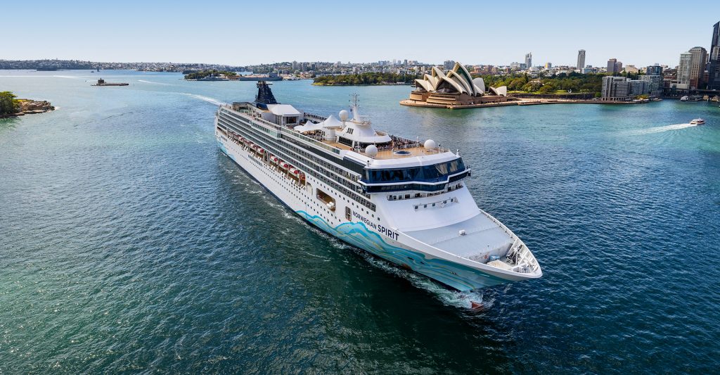 El crucero Norwegian Spirit en Sidney, Australia Imagen de un crucero Norwegian Spirit en Sidney, Australia, explorando destinos de su itinerario