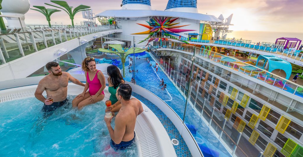 Unos amigos tomando una bebida en una piscina con vistas un barco Royal Caribbean Imagen de un grupo de amigos disfrutando de una bebida en una piscina privada con vistas a un barco Royal Caribbean