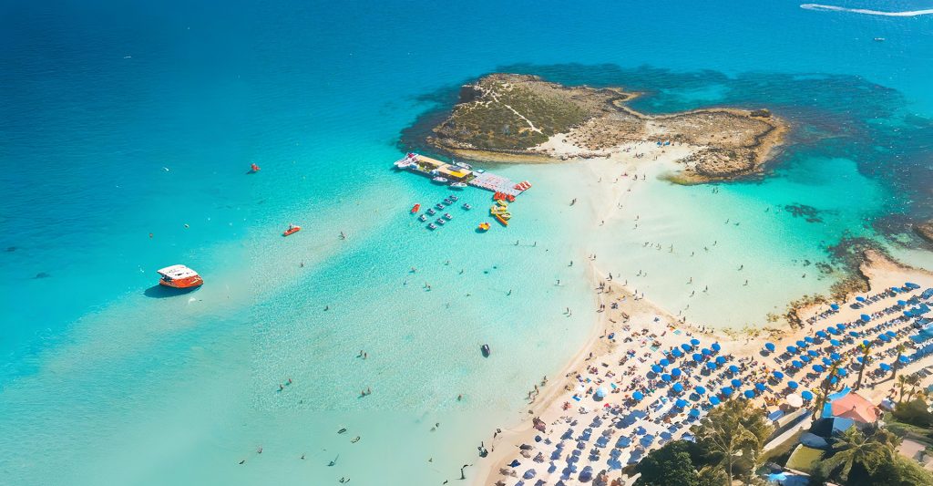 Chipre; escala de un crucero cultural por el Mediterráneo Imagen aérea de la una playa en Chipre; escala de un crucero cultural por el Mediterráneo
