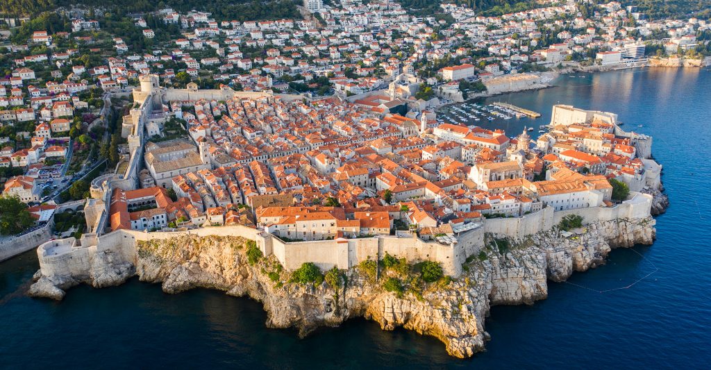 Imagen aérea de la encantadora ciudad de Dubrovnik, en Croacia, escala perfecta para hacer un crucero cultural por el Mediterráneo