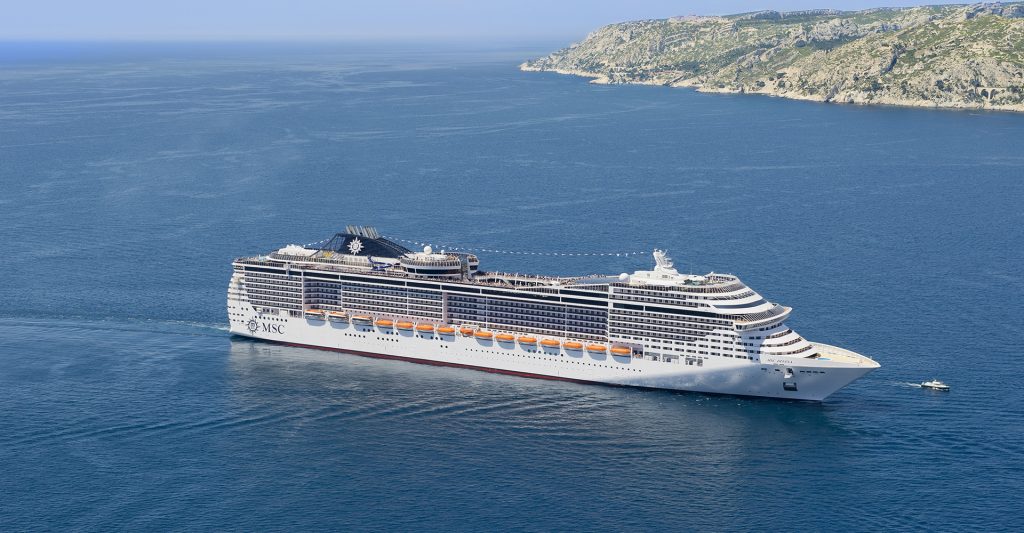 MSC Divina realizando un crucero cultural por el Mediterráneo Imagen aérea de un barco MSC Divina realizando un crucero cultural por el Mediterráneo