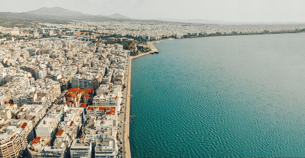 Imagen aérea de la ciudad y mar de Tesalónica; escala de un crucero cultural por el Mediterráneo