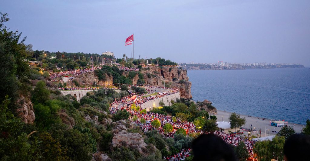 Imagen aérea de la de una zona costera de Turquía; escala de un crucero cultural por el Mediterráneo