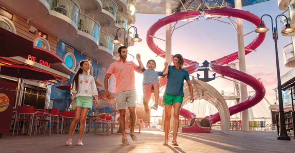 Crucero en Familia: Una familia paseando con sus hijos en un crucero RCI, Royal Caribbean International, en el Boardwalk Imagen de una familia paseando con sus hijos en un crucero RCI, Royal Caribbean International, en el bordo del espacio al aire libre denominado Boardwalk