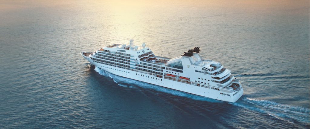 Crucero Seabourn: elegancia y exclusividad en alta mar Crucero de lujo Seabourn navegando por destinos exóticos