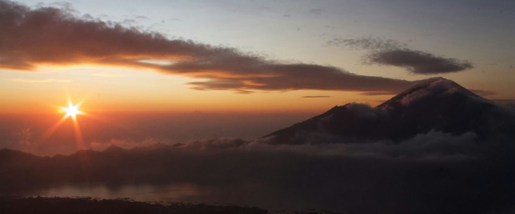 Vive el amanecer en el monte Batur durante tu crucero por Bali Amanecer en el monte Batur en Bali, excursión ideal en viajes en crucero