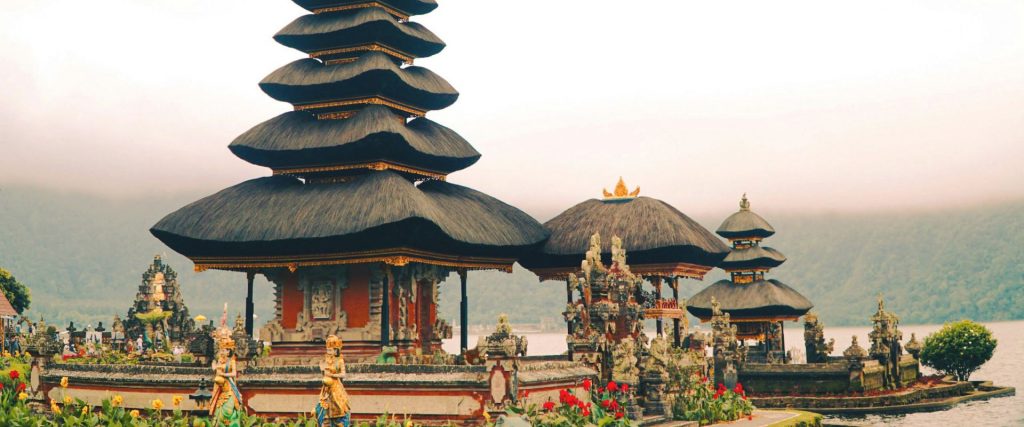 Templo Uluwatu en Bali, una joya cultural para viajeros en crucero Templo de Uluwatu en Bali, destino imprescindible en crucero por Asia