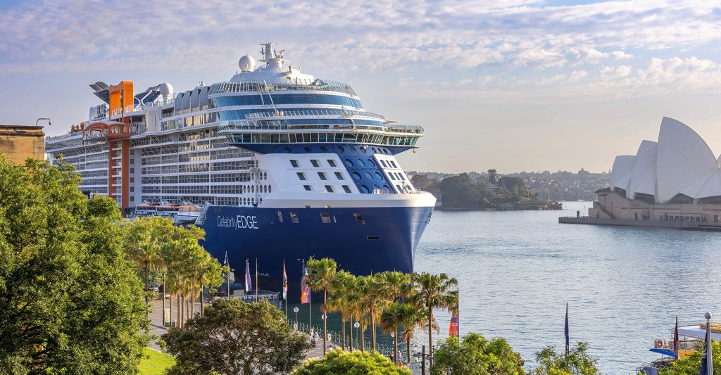 Crucero Celebrity surcando los mares en Sydney Imagen de un crucero Celebrity surcando los mares en Australia frente a la Ópera de Sydney