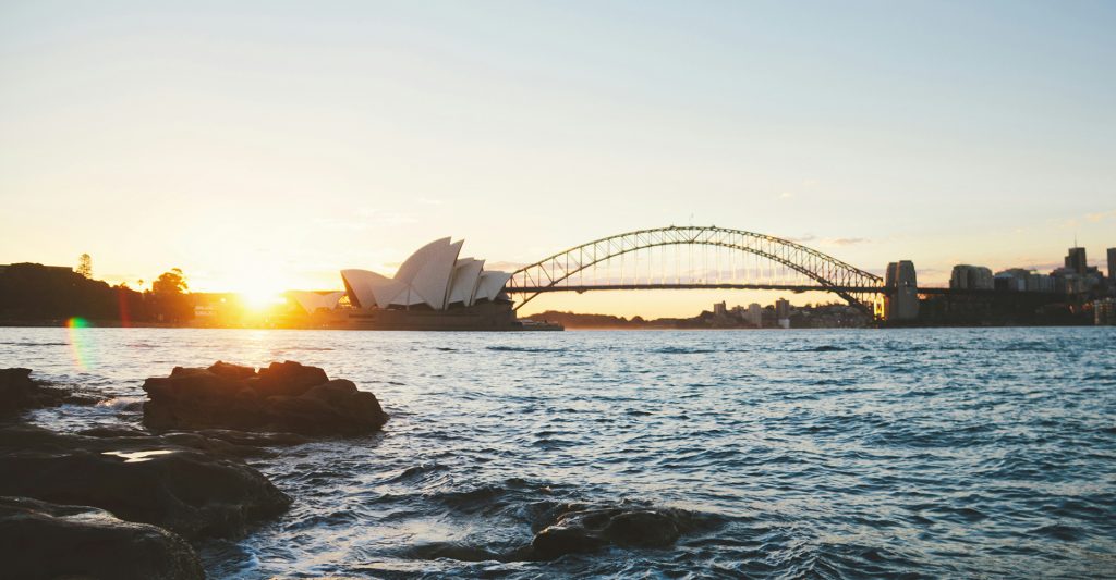 Skyline de Sydney en el atardecer Imagen ala atardecer del Skyline, con la Ópera de Sydney y el puente de la bahía de Sídney