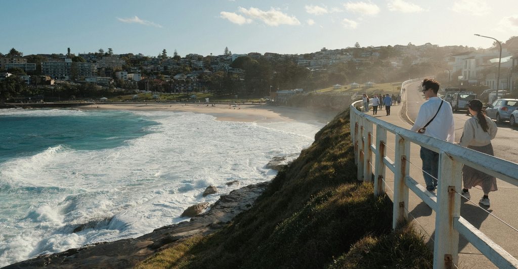 Pareja paseando por la Costa de Sydney Imagen de una pareja paseando tranquilamente en la escala de su crucero por la Costa de Sydney