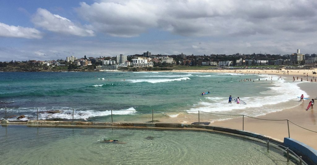 La playa Bondi Beach en Sydney Imagen panorámica de la playa Bondi Beach en Sydney, destino perfecto para visitar en tu escala de crucero