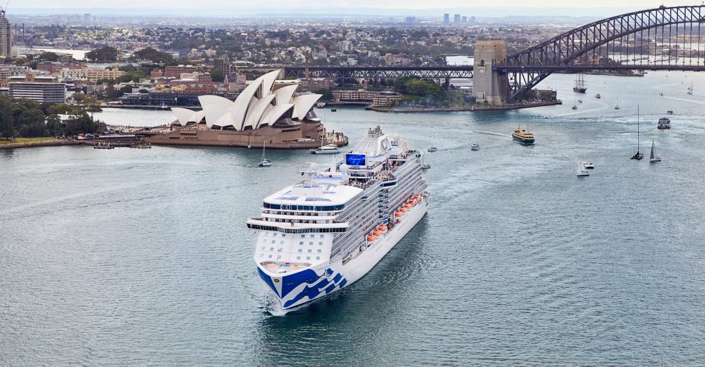 Crucero Princess surcando los mares en Sydney Imagen de un crucero Princess surcando los mares en Australia frente a la Ópera de Sydney