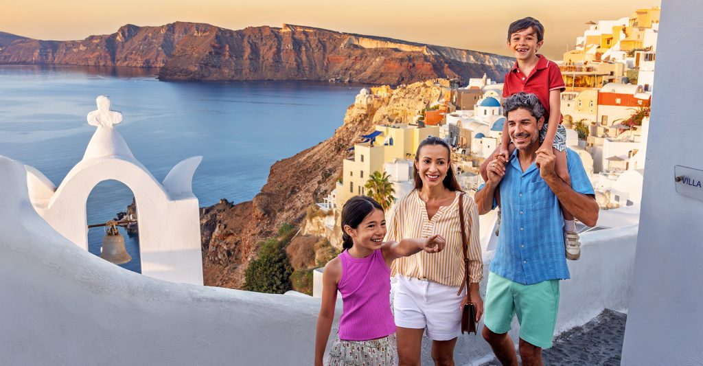 Una familia hace es escala del crucero Royal Caribbean International en Santorini, Grecia Guía de Expertos: Imagen de una familia en su escala de crucero Royal Caribbean International en Santorini, Grecia