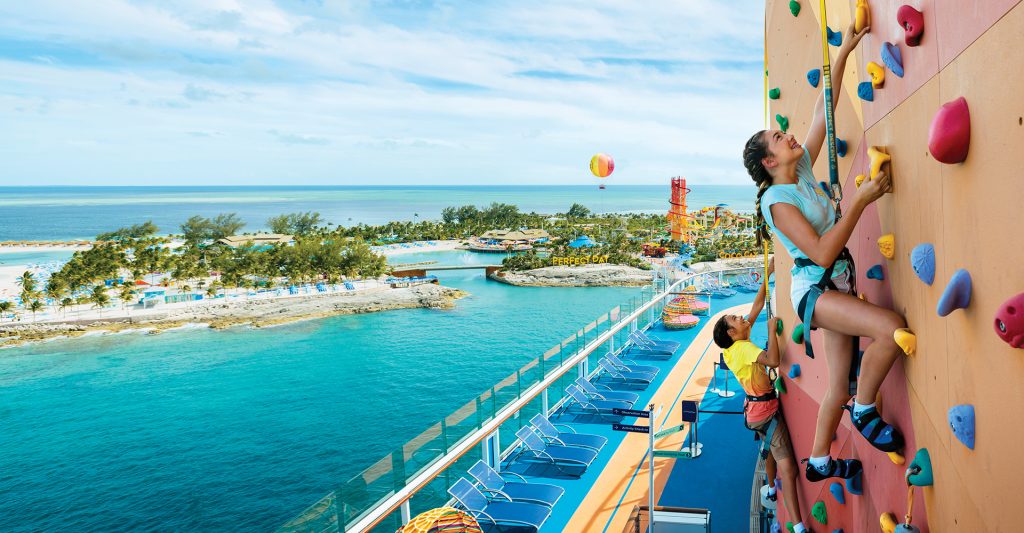 Guía de Expertos: Imagen aérea de unos niños haciendo escalada a bordo de un crucero Royal Caribbean International