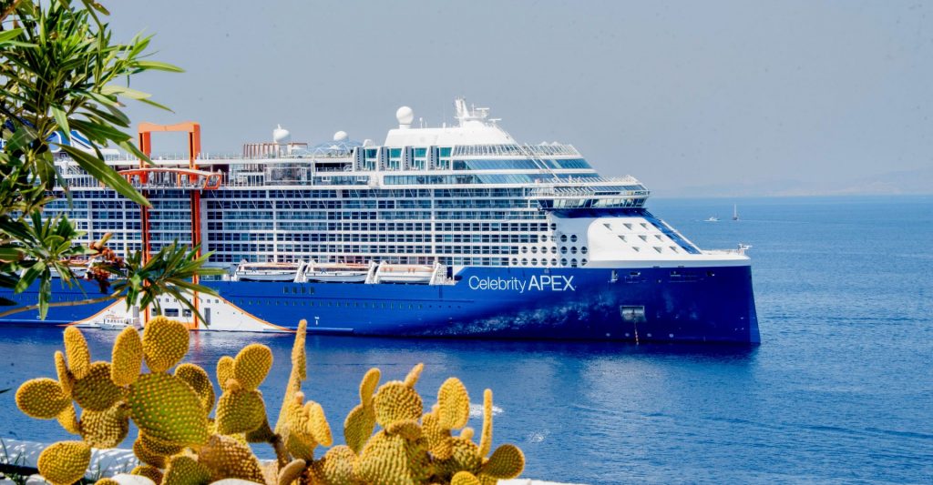Celebrity Apex: elegancia contemporánea sobre las olas El Celebrity Apex navegando por el Mediterráneo al atardecer