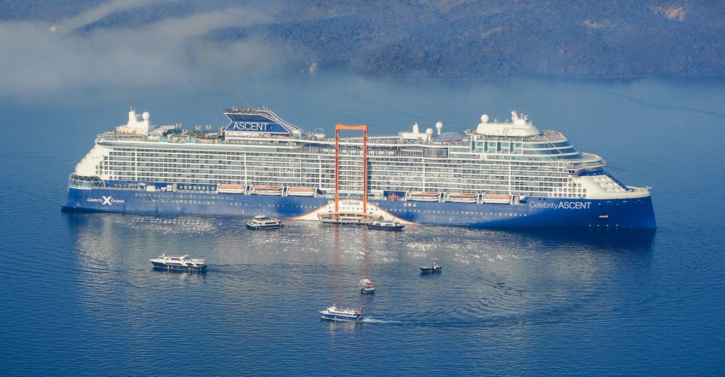 Celebrity Ascent en altamar, un crucero premium que recorre las Islas Baleares