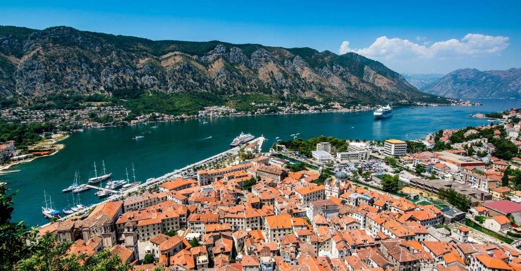 Kotor: entre murallas, montañas y leyendas de ninfas Vista aérea del puerto de Kotor rodeado de montañas