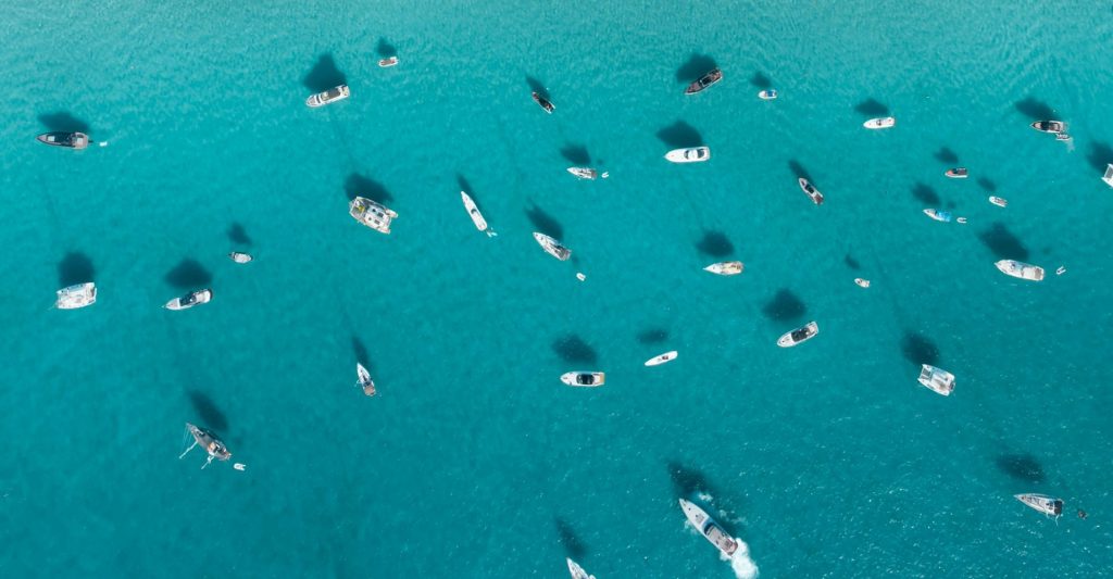 Arena blanca y mar cristalino en Formentera, excursión desde cruceros que fondean en Ibiza