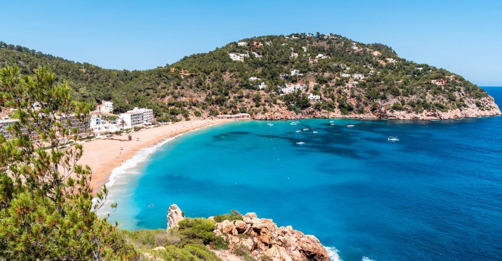 Playa de Ibiza con aguas turquesas, una de las escalas destacadas en cruceros por las Baleares