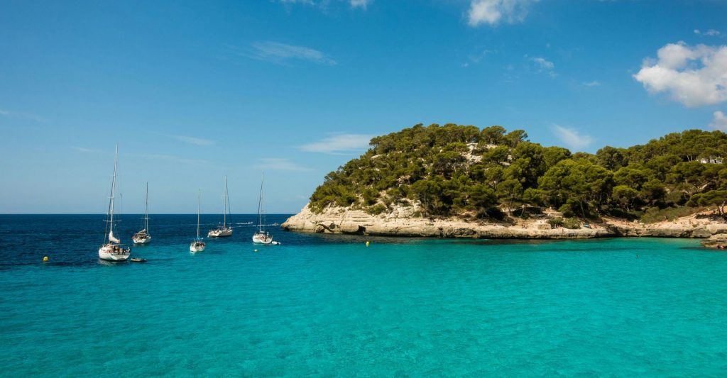 Cala virgen en Menorca, ideal para rutas sostenibles en crucero