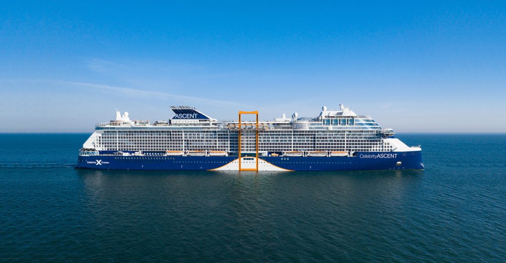 Imagen del crucero Celebrity Ascent 5 navieras que están revolucionando el mercado: imagen aérea del Celebrity Ascent surcando el mar