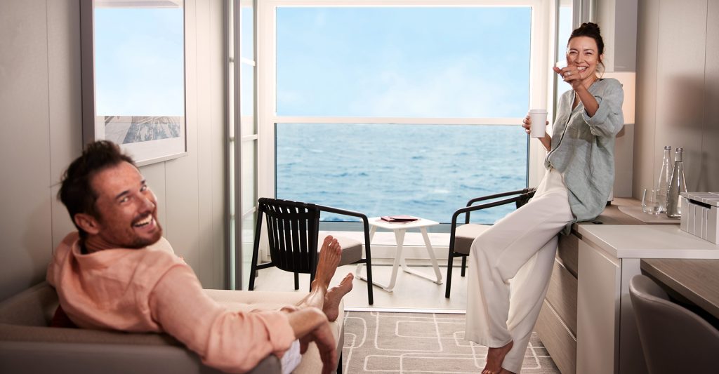 Imagen de una pareja en su camarote de un crucero Celebrity 5 navieras que están revolucionando el mercado: una pareja está en su camarote a bordo de un crucero Celebrity