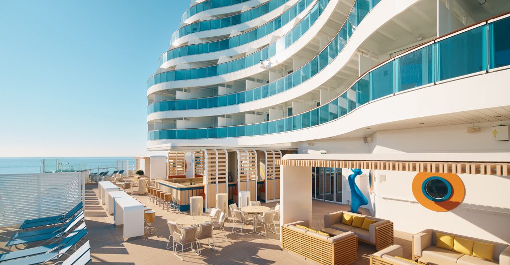 5 navieras que están revolucionando el mercado: imagen de la cubierta del crucero Costa Toscana