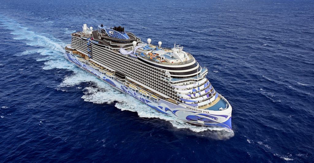 Imagen del crucero Norwegian Viva 5 navieras que están revolucionando el mercado: imagen aérea del crucero Norwegian Viva surcando el mar