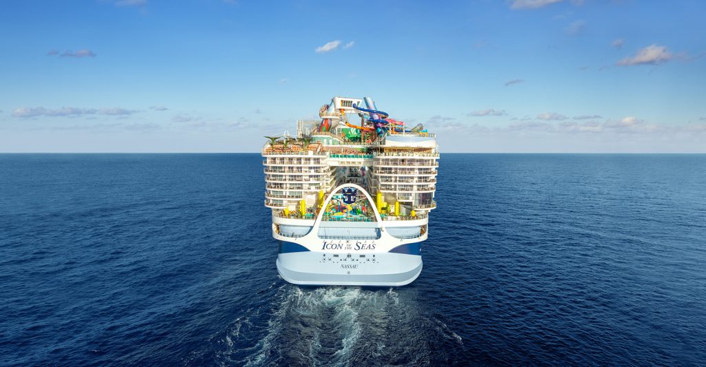 Imagen de la popa del crucero Icon of the Seas de Royal Caribbean 5 navieras que están revolucionando el mercado: imagen aérea de la popa del crucero Icon of the Seas de Royal Caribbean