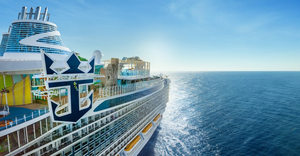 Imagen del barco RCI Icon of the Seas surcando los mares Reservar con agencia especializada en cruceros: Imagen aérea del barco RCI Icon of the Seas surcando los mares