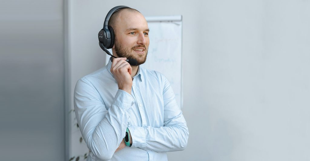 Agente de SoloCruceros.com tiene una conversación con un cliente Reservar con agencia especializada en cruceros: Un agente de SoloCruceros.com tiene una conversación por teléfono con un cliente
