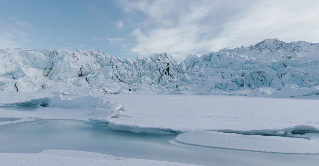 Glaciar frente a un crucero de expedición en Alaska